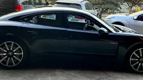 Foto de um porsche taycan