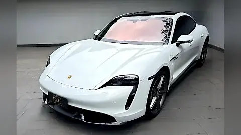 Foto de um porsche taycan