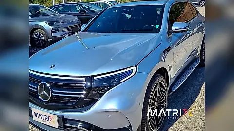 Foto de um mercedes eqc400