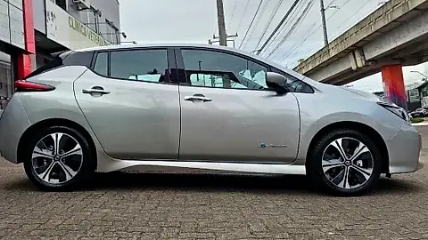 Foto de um nissan leaf