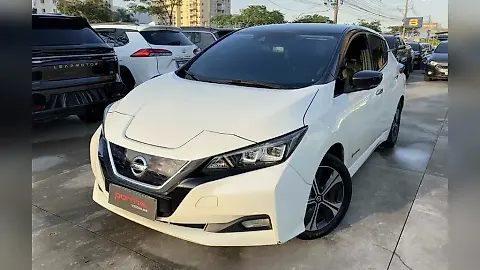 Foto de um nissan leaf