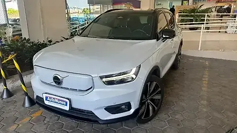 Foto de um volvo xc40 recharge