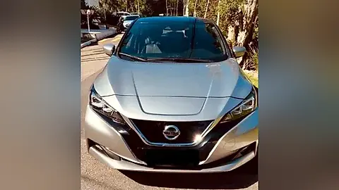 Foto de um nissan leaf