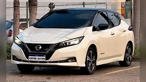 Foto de um nissan leaf