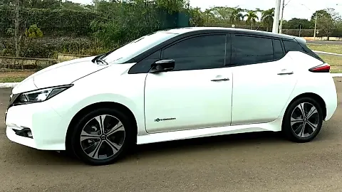 Foto de um nissan leaf