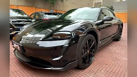 Foto de um porsche taycan