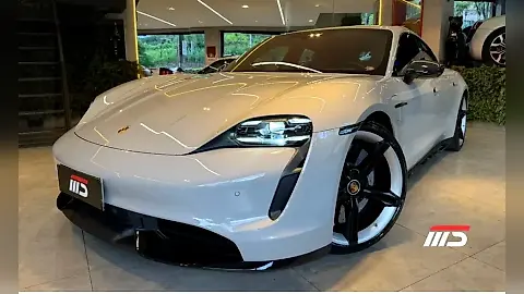 Foto de um porsche taycan