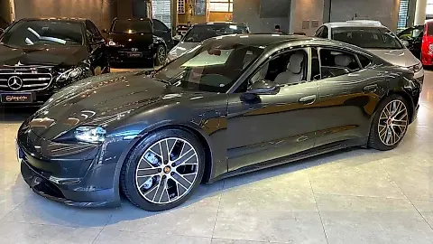 Foto de um porsche taycan