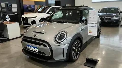 Foto de um mini cooper se