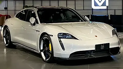 Foto de um porsche taycan