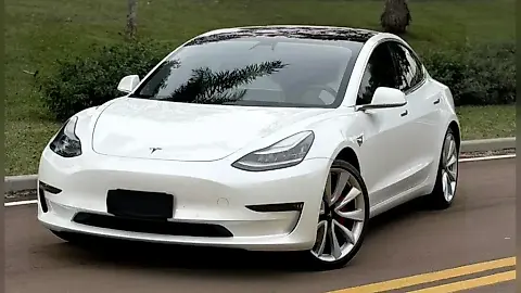 Foto de um tesla model 3