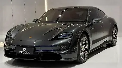 Foto de um porsche taycan
