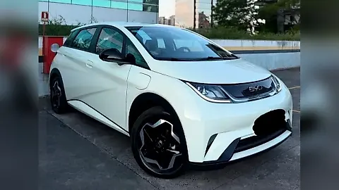 Foto de um byd dolphin plus