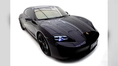 Foto de um porsche taycan