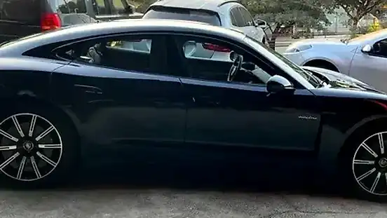 Foto de um porsche taycan