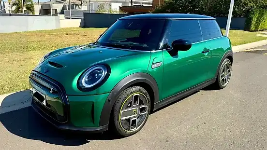 Foto de um mini cooper se