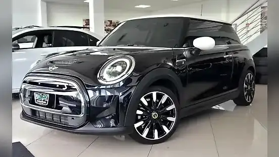 Foto de um mini cooper se