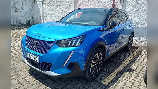 Foto de um peugeot e-2008