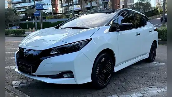 Foto de um nissan leaf