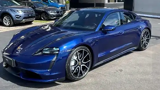 Foto de um porsche taycan