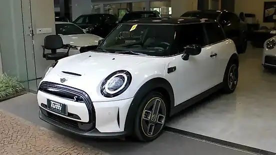 Foto de um mini cooper se