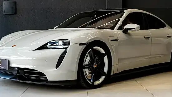 Foto de um porsche taycan
