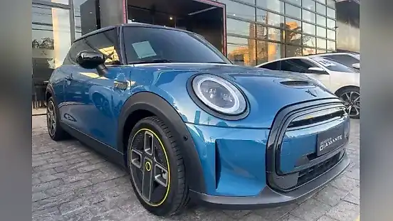 Foto de um mini cooper se