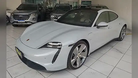 Foto de um porsche taycan
