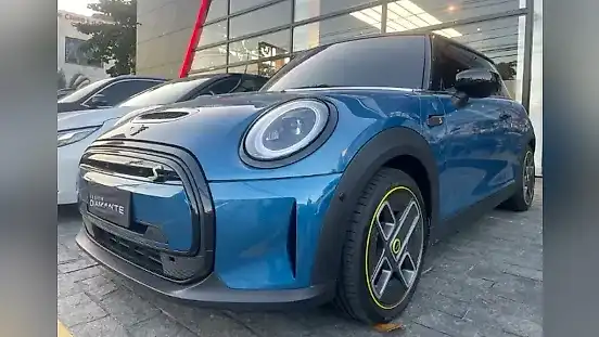 Foto de um mini cooper se