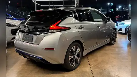 Foto de um nissan leaf