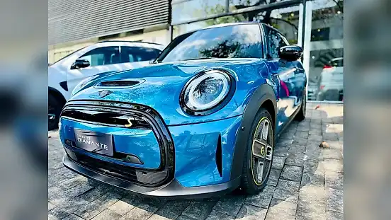 Foto de um mini cooper se