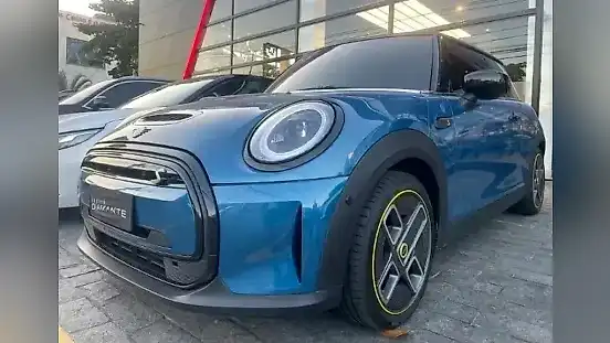 Foto de um mini cooper se