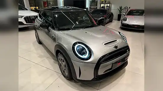 Foto de um mini cooper se