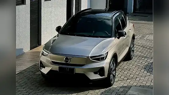 Foto de um volvo xc40 recharge