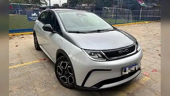Foto de um byd dolphin plus