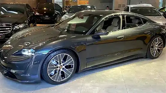Foto de um porsche taycan