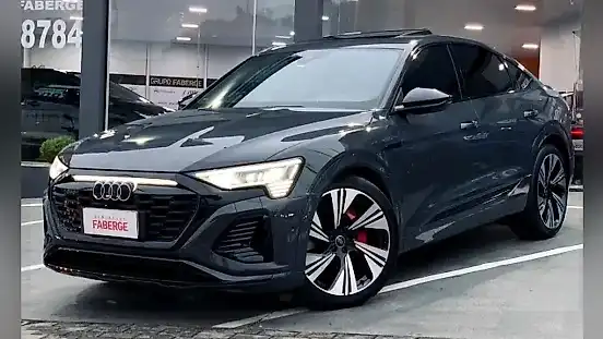 Foto de um audi q8 e-tron