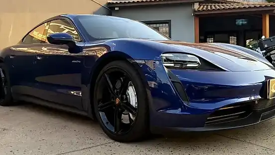 Foto de um porsche taycan