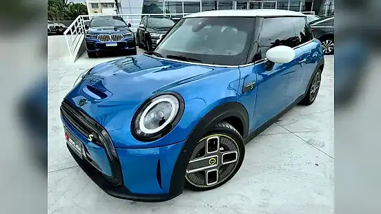 Foto de um mini cooper se