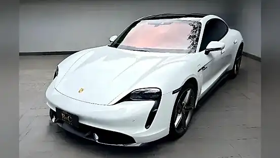 Foto de um porsche taycan