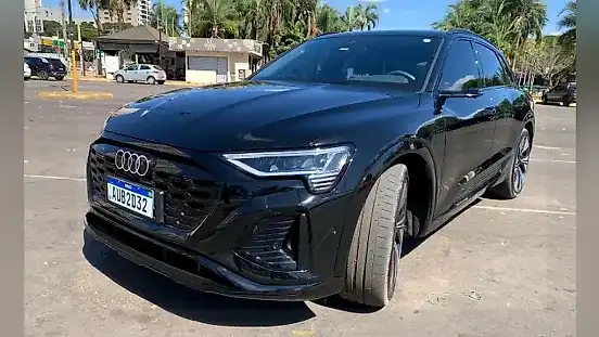 Foto de um audi q8 e-tron