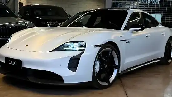 Foto de um porsche taycan