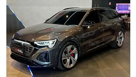 Foto de um audi q8 e-tron