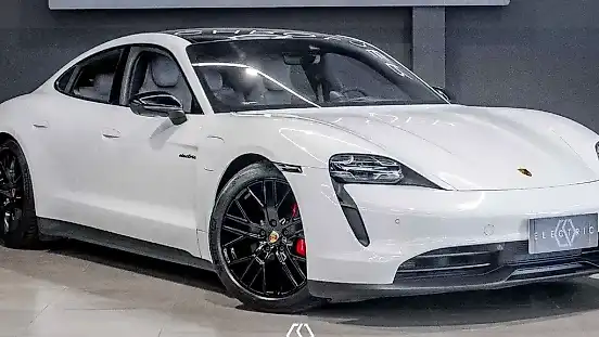 Foto de um porsche taycan