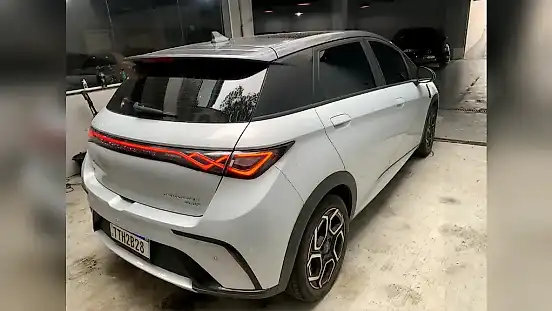 Foto de um byd dolphin plus