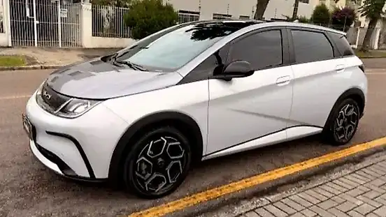 Foto de um byd dolphin plus