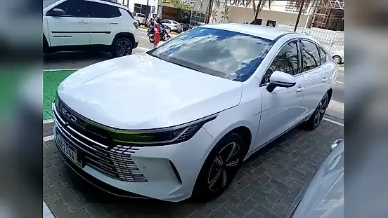Foto de um byd king dm-i plug-in hybrid