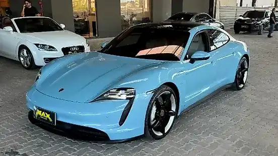 Foto de um porsche taycan