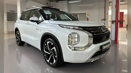 Foto de um mitsubishi outlander plug-in hybrid