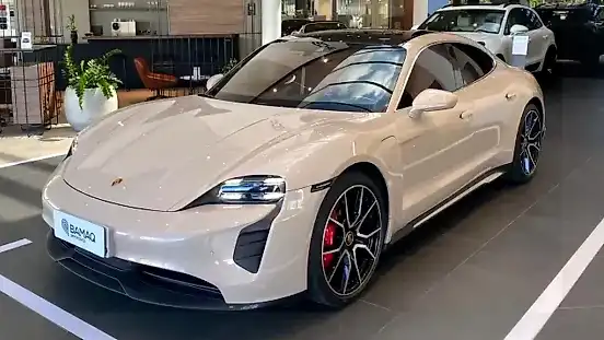 Foto de um porsche taycan